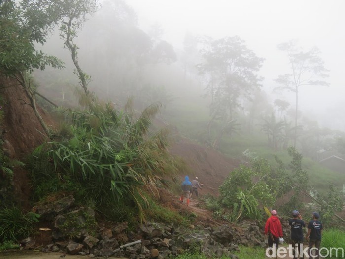Longsor yang terjadi di Desa Siwarak, Kecamatan Karangreja, Purbalingga, Oktober 2022.