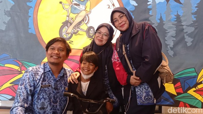 M Aldifi Tegarajasa atau Tegar, peraih  aktor terbaik pada ajang BaliMakarya Film Festival Internasional (BFFI) berfoto bersama penggemarnya.