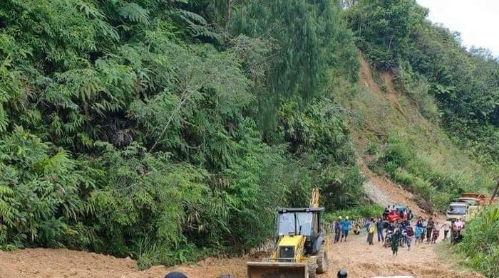 Pembersihan material longsor di Jalan Trans Sulawesi di Kabupaten Majene, Sulawesi Barat (Sulbar).