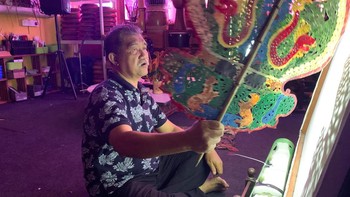 Dalang Mohd Jufry Yusoff saat memperagakan pertunjukan wayang kulit tradisional di George Town, Penang, Malaysia. Untuk mengatasi kritik tersebut, Ahnaf dan master wayang Mohd Jufry Yusoff, yang telah memberi nasihat tentang pertunjukan animatronik, juga menceritakan kisah kehidupan sehari-hari modern dengan boneka robot mereka. Reuters/Ebrahim Harris