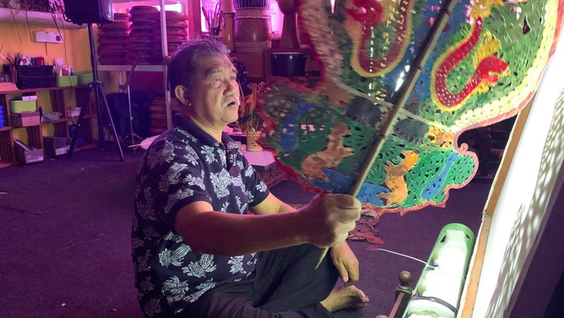 Puppet master, Mohd Jufry Yusoff demonstrates the performance of traditional 