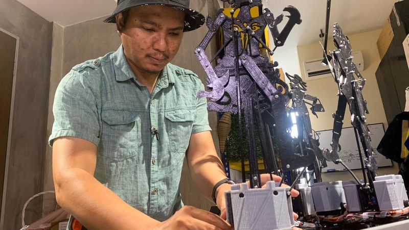 Ahnaf Hakimi assembles his animatronic 