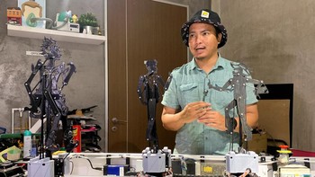 Ahnaf Hakimi merakit wayang kulit animatroniknya di sanggarnya di Bayan Lepas, Penang, Malaysia, Minggu (2/10/2022). Dosen perguruan tinggi Malaysia ini berharap untuk menyelamatkan tradisi kuno wayang kulit dengan menggunakan figur cetakan 3D yang dikendalikan oleh robot, bukan manusia. Reuters/Rozanna Latiff