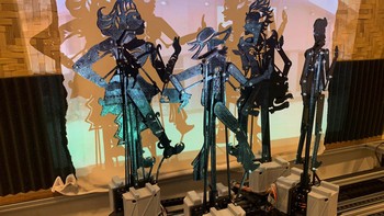 Wayang biasanya menggambarkan kisah-kisah epik Hindu seperti Ramayana dalam pertunjukan teater dan musik selama berjam-jam, tetapi beberapa di Malaysia yang berpenduduk mayoritas Muslim menganggapnya tidak Islami. Hanya ada sekitar delapan grup wayang yang aktif saat ini. Reuters/Ebrahim Harris