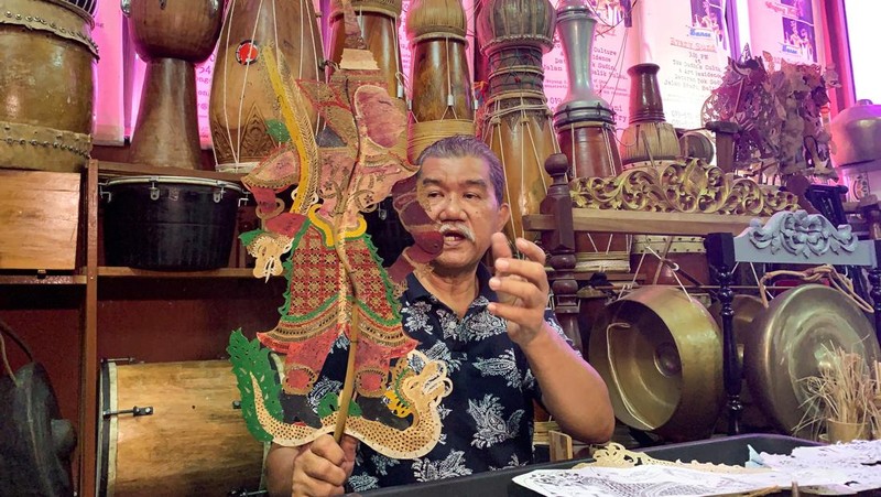 Puppet master, Mohd Jufry Yusoff demonstrates the performance of traditional 