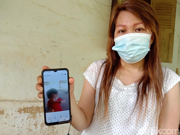 Novena Sigarlaki (31), ibu bocah 2 tahun yang hilang misterius di Manado, Sulawesi Utara (Sulut) mengatakan telah melakukan berbagai upaya mencari anaknya.