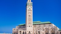Masjid ini memiliki menara yang menjulang setinggi 210 meter. Dengan ketinggian ini, menara masjid Hassan II sebagai menara masjid tertinggi di dunia. Foto: Getty Images/Chalffy