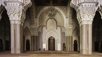 Tak hanya indah, area indoor masjid Hassan II mampu menampung 25.000 orang jamaah. Sementara area outdoor di pelataran masjid mampu menampung hingga 80  ribu jamaah. Foto: Getty Images/Chalffy