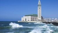 Arsitektur masjid ini dirancang oleh arsitek berkebangsaan Prancis Michel Pinseau dan dibangun oleh Bouygues. Masjid ini berdiri menjorok ke Samudra Atlantik. Sekilas tampak masjid berdiri di atas laut. Foto: Getty Images/Chalffy