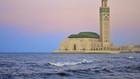 Masjid Hassan II berlokasi di Casablanca, Maroko. Bangunan masjid ini memiliki tampilan yang cantik. Area masjid ini juga megah dan luas. Foto: Getty Images/Chalffy