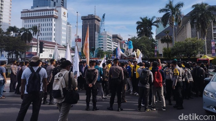 Massa aksi dari BEM SI berdemonstrasi di kawasan Patung Kuda, Jakarta. Ramainya situasi di lokasi membuat lalu lintas (lalin) tersendat. (Brigitta Belia/detikcom)