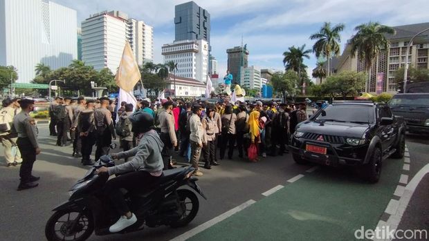 Massa aksi dari BEM SI berdemonstrasi di kawasan Patung Kuda, Jakarta. Ramainya situasi di lokasi membuat lalu lintas (lalin) tersendat. (Brigitta Belia/detikcom)