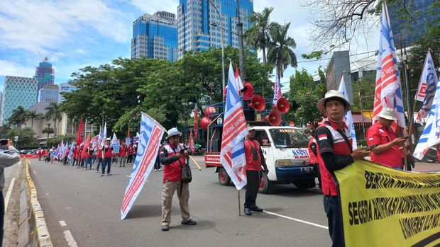 Massa buruh berdatangan untuk demo di Patung Kuda, Jakpus, Jumat (28/10/2022).