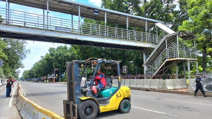 Massa buruh berdatangan untuk demo di Patung Kuda, Jakpus, Jumat (28/10/2022).