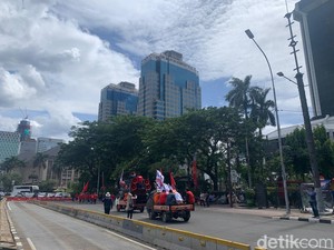 Massa Buruh di Patung Kuda Bubar Usai Perwakilan Diterima Istana