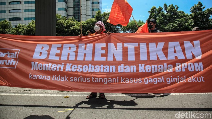 Massa buruh berunjuk rasa di depan Kementerian Kesehatan, Jl Rasuna Said, Jakarta, Jumat (28/10/2022). Mereka menuntut pengusutan kasus gagal ginjal akut dan menetapkan Kejadian Luar Biasa (KLB) atas peristiwa itu. Aksi tersebut berlangsung tertib.