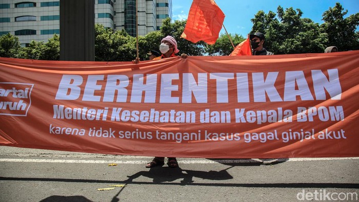 Massa Geruduk Kemenkes Desak Pengusutan Kasus Gagal Ginjal Massa buruh berunjuk rasa di depan Kementerian Kesehatan, Jl Rasuna Said, Jakarta, Jumat (28/10/2022). Mereka menuntut pengusutan kasus gagal ginjal akut dan menetapkan Kejadian Luar Biasa (KLB) atas peristiwa itu. Aksi tersebut berlangsung tertib.