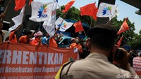 Aksi ini mendapat penjagaan dari aparat kepolisian.