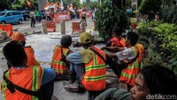 Mereka menuntut pengusutan kasus gagal ginjal akut dan menetapkan Kejadian Luar Biasa (KLB) atas peristiwa itu.