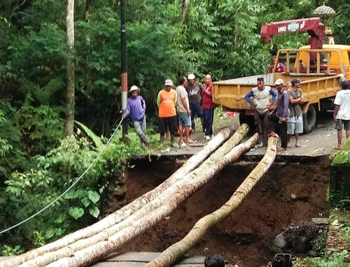 Masyarakat Desa Telaga Tawang saat membangun jembatan darurat secara swadaya dengan dibantu alat berat oleh Dinas PUPR dan Perkim Karangasem. (istimewa)