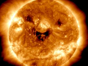 Ajaib, Foto NASA Perlihatkan Matahari Lagi Tersenyum