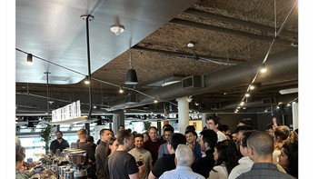 Tapi mungkin Elon Musk tak sekejam itu. Ini foto dari penulis Walter Issacson memperlihatkan Elon Musk berbincang akrab dengan karyawan Twitter. Foto: Twitter