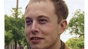 Elon Musk membeli Twitter untuk mencegah foto ini beredar di linimasa. Ini adalah Elon Musk saat masih muda dan rambutnya agak botak. Foto: Twitter