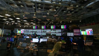 Dari tempat ini tayangan pertandingan sepakbola Piala Dunia 2022 Qatar akan disiarkan ke seluruh dunia. Ratusan layar berbagai ukuran itu akan menyiarkan berbagai kegiatan pertandingan Piala Dunia 2022 yang berlangsung di Qatar.