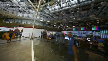 Aktivitas pekerja di ruang kontrol di Pusat Siaran Internasional atau International Broadcast Center (IBC).