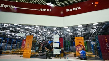 Teknisi bekerja di ruang server di International Broadcast Center (IBC) di Doha, Kamis, (27/10/2022), menjelang turnamen sepakbola Piala Dunia 2022 Qatar.