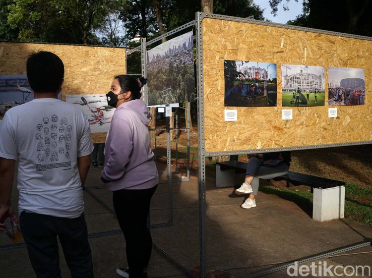 Menikmati Karya Fotografi Rekam Jakarta 24+ di Lapangan Banteng
