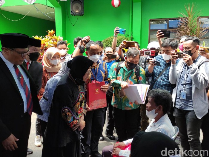 Mensos saat menyalurkan bantuan