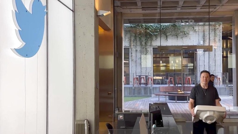 This image from the Twitter page of Elon Musk shows Musk entering Twitter headquarters carrying a sink through the lobby area on Wednesday, Oct. 26, 2022 in San Francisco.  Musk posted a video Wednesday showing him strolling into Twitter headquarters ahead of a Friday deadline to close his $44 billion deal to buy the company.  (Twitter page of Elon Musk via AP)