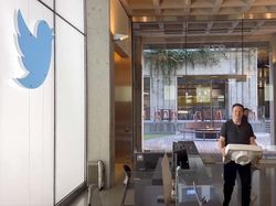 Detik-detik Elon Musk Angkut Wastafel ke Markas Twitter