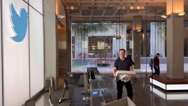 Momen Elon Musk Angkut Wastafel Masuk Markas Twitter TOPSHOT - This video grab taken from a video posted on the Twitter account of billionaire Tesla chief Elon Musk on October 26, 2022 shows himself carrying a sink as he enters the Twitter headquarters in San Francisco. Elon Musk changed his Twitter profile to