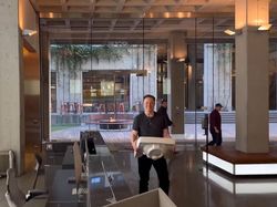Detik-detik Elon Musk Angkut Wastafel ke Markas Twitter