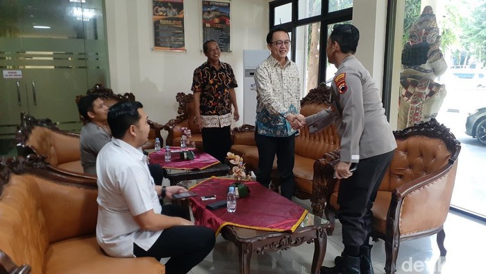 Momen jabat tangan Komisioner Komnas HAM Beka Ulung Hapsara dengan Kapolrestabes Semarang Kombes Irwan Anwar di Mapolrestabes Semarang, Jalan Dr Sutomo, Jumat (28/10/2022).