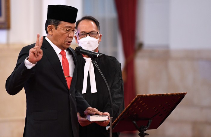 Johanis Tanak resmi menjadi pimpinan Komisi Pemberantasan Korupsi (KPK). Dia membacakan janji di depan Presiden Joko Widodo (Jokowi) di Istana Negara, Jakarta, Jumat (28/10/2022).