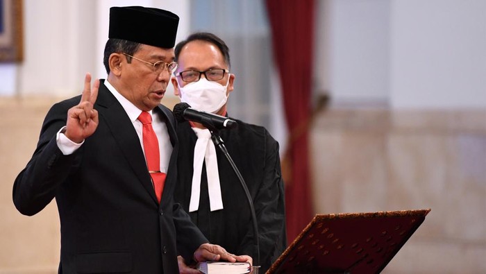 Johanis Tanak resmi menjadi pimpinan Komisi Pemberantasan Korupsi (KPK). Dia membacakan janji di depan Presiden Joko Widodo (Jokowi) di Istana Negara, Jakarta, Jumat (28/10/2022).