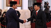 Presiden Joko Widodo memberikan selamat kepada Johanis Tanak.