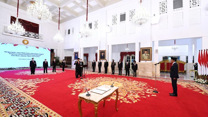 Momen Johanis Tanak Dilantik Jadi Wakil Ketua KPK Johanis Tanak resmi menjadi pimpinan Komisi Pemberantasan Korupsi (KPK). Dia membacakan janji di depan Presiden Joko Widodo (Jokowi) di Istana Negara, Jakarta, Jumat (28/10/2022).