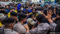 Mahasiswa yang hendak menutup jalan dihalau oleh aparat kepolisian.