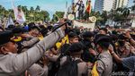 Momen Mahasiswa dan Polisi Adu Dorong di Patung Kuda