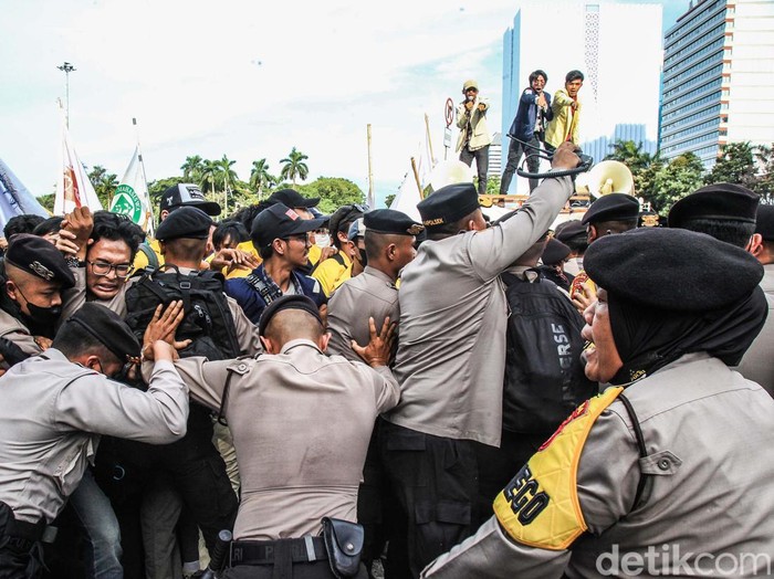 Aliansi Badan Eksekutif Mahasiswa Seluruh Indonesia (BEM SI) berdemo di Patung Kuda, Jakarta Pusat. Demo ini diwarnai aksi saling dorong dengan polisi.