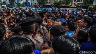 Momen Mahasiswa dan Polisi Adu Dorong di Patung Kuda