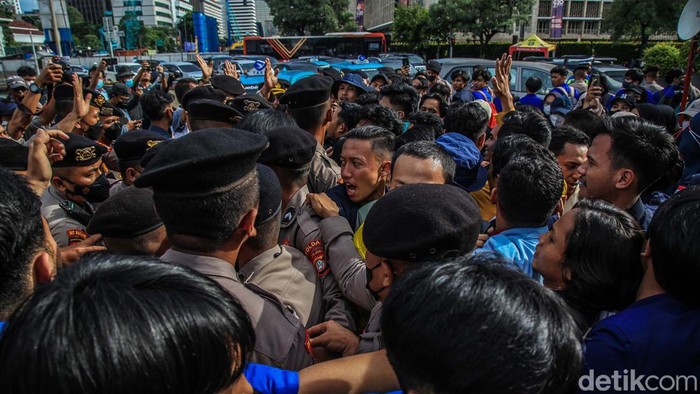 Aliansi Badan Eksekutif Mahasiswa Seluruh Indonesia (BEM SI) berdemo di Patung Kuda, Jakarta Pusat. Demo ini diwarnai aksi saling dorong dengan polisi.
