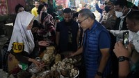 Dalam peninjauan kali ini, turut hadir Wali Kota Malang Sutiaji. Sementara itu, Mendag didampingi Sekretaris Jenderal Kementerian Perdagangan Suhanto, Plt. Dirjen Perdagangan Dalam Negeri Kemendag Syailendra, dan Dirjen Pengembangan Ekspor Nasional Kemendag Didi Sumedi.
