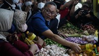 Sementara itu, komoditas yang harganya turun adalah cabai merah keriting menjadi Rp35.000–40.000/kg, cabai merah besar Rp30.000–35.000/kg, dan cabai rawit merah Rp30.000–35.000/kg. Di sisi lain, beras premium naik 4,34 persen dari Rp11.500/kg menjadi Rp12.000/kg. Untuk mengatasi hal tersebut, pemerintah mengupayakan stabilisasi harga beras dengan cara memasok beras medium Bulog dengan harga Rp9.450/kg.