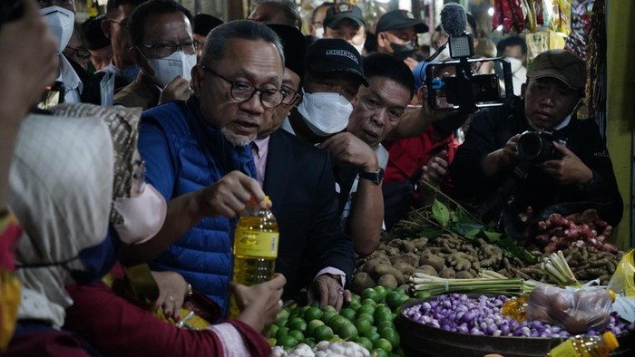 Momen Mendag Tinjau Harga Bapok di Malang Menteri Perdagangan Zulkifli Hasan memastikan harga barang-barang kebutuhan pokok (bapok) di Kota Malang stabil dan terjangkau.