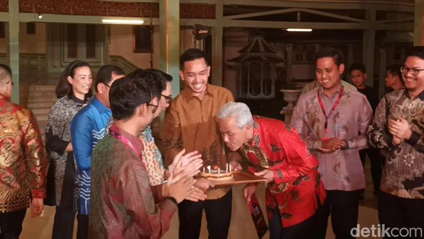 Momen Ridwan Kamil bawakan kue ulang tahun untuk Ganjar Pranowo. Foto diambil di Pura Mangkunegaran, Solo, Jumat (28/10/2022)
